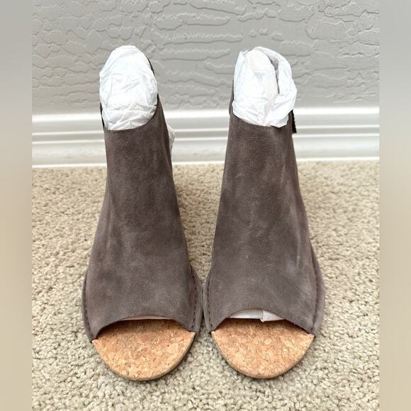 CLARKS | Taupe Suede Open Toe Wedge Sandals NWT | Women’s Size 9 - Picture 2 of 8